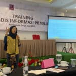 Nurika Manan, Pengurus AJI pusat sekaligus Trainer Cek Fakta AJI-GNI saat menyampaikan materinya dalam training Mis-Dis Informasi Pemilu yang digelar AJI dan GNI