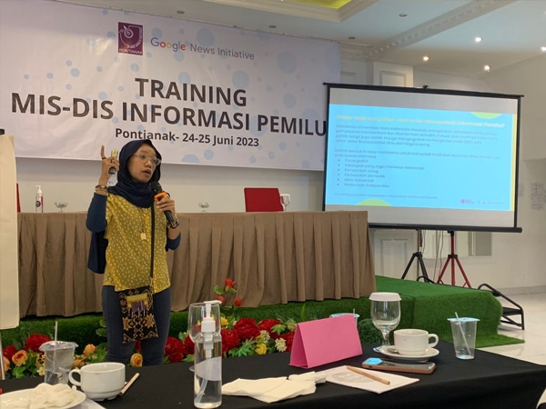 Nurika Manan, Pengurus AJI pusat sekaligus Trainer Cek Fakta AJI-GNI saat menyampaikan materinya dalam training Mis-Dis Informasi Pemilu yang digelar AJI dan GNI