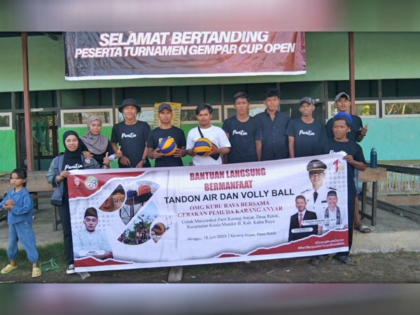 Orang Muda Ganjar menggelar Turnamen Voli dan Beri Bantuan Tandon Air di Kubu Raya