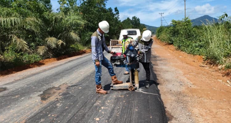 Pihak pelaksana melakukan perbaikan di ruas Jalan Tumbang Titi-Tanjung Kabupaten Ketapang