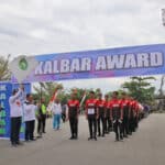 Sekda Kalbar Harisson bersama Kadisporapar Kalbar Windy Prihastari dan Kadis Perhubungan Kalbar melepas peserta gerak jalan pemuda dalam rangka Kalbar Award