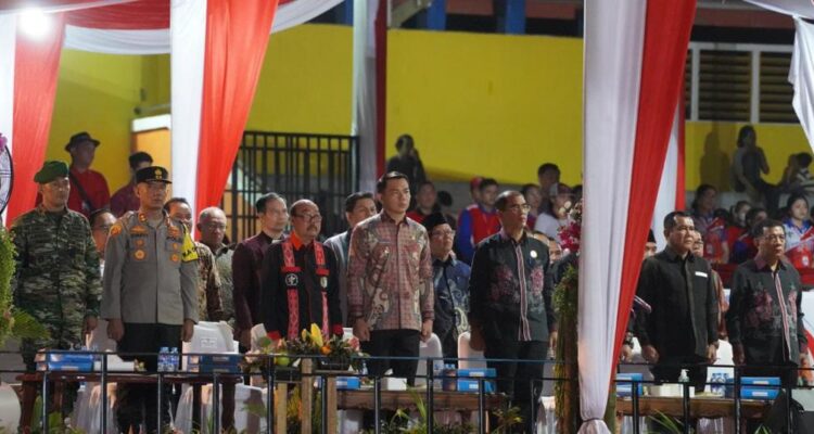 Bupati Kapuas Hulu, Fransiskus Diaan menghadiri penutupan Pesparawi ke-X Tingkat Provinsi Kalbar. (Foto: Ishaq)