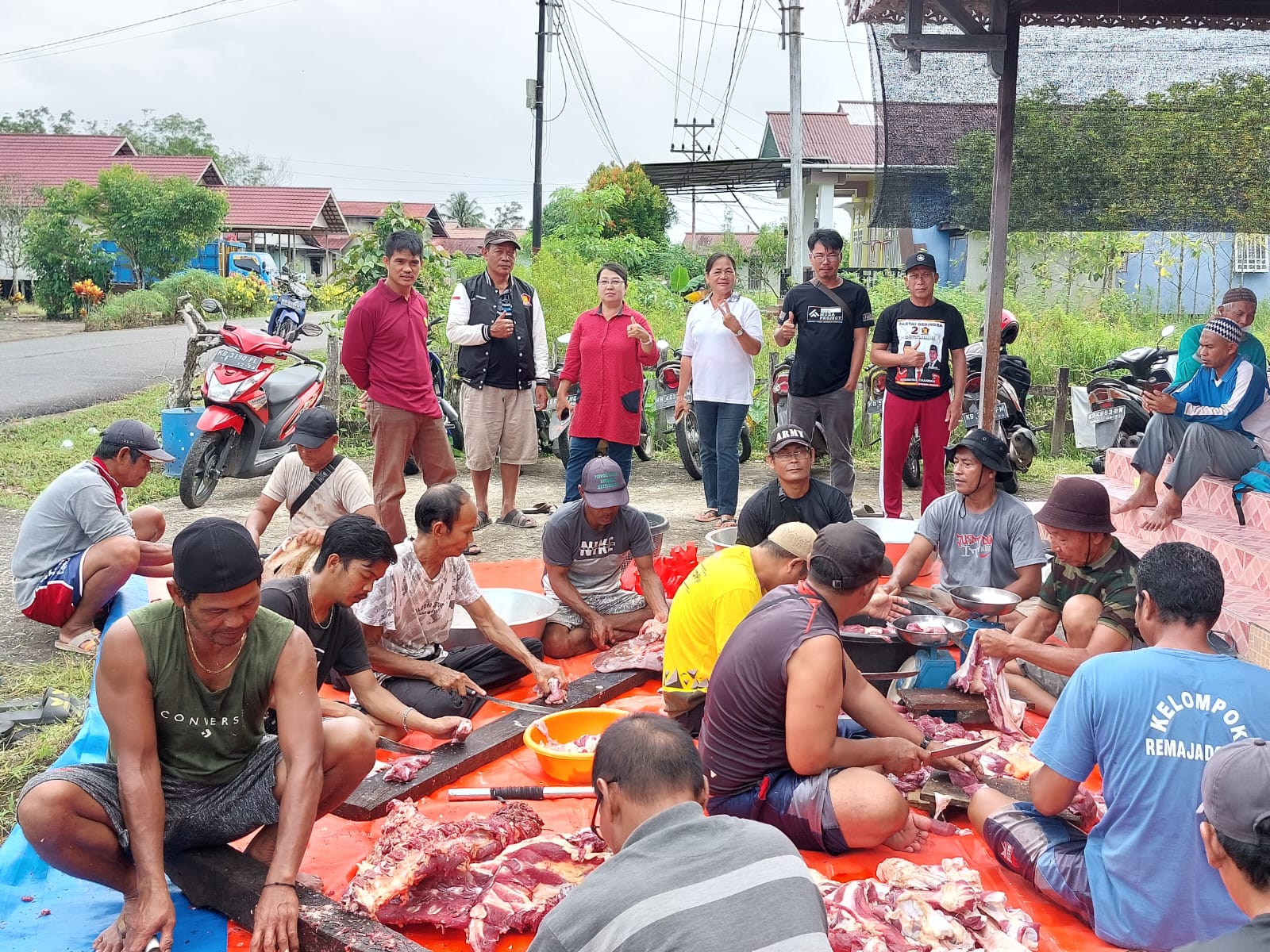 Momen pemotongan hewan kurban DPC Partai Gerindra Kabupaten Kapuas Hulu. (Foto: Ishaq)
