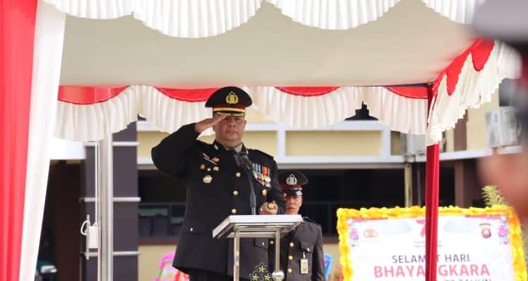 Kapolres Kapuas Hulu, AKBP France Yohanes Siregar memimpin upacara Hari Bhayangkara ke-77 tahun 2023, Sabtu (01/07/2023). (Foto: Ishaq)