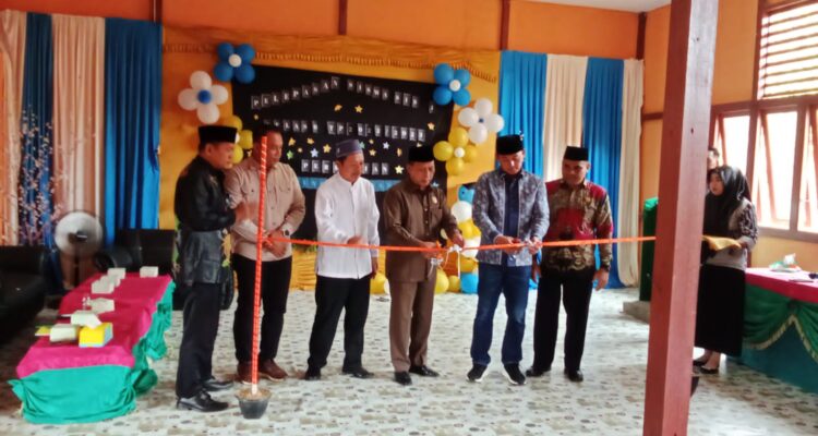 Wakil Bupati Kapuas Hulu, Wahyudi Hidayat didampingi Anggota DPRD Fraksi Gerindra Kapuas Hulu, Sukardi meresmikan gedung MTS Riam Menggelai. (Foto: Istimewa)