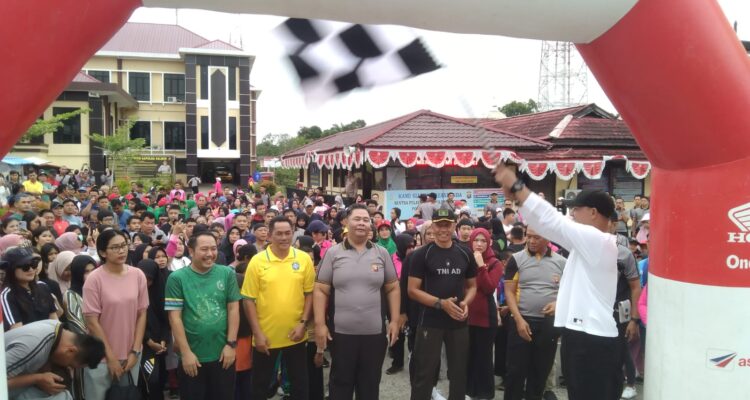 Wakil Bupati Kapuas Hulu, Wahyudi Hidayat melepas secara resmi kegiatan jalan santai dalam rangka memeriahkan Hari Bhayangkara ke-77 Tahun 2023, Minggu (02/07/2023) pagi. (Foto: Ishaq)