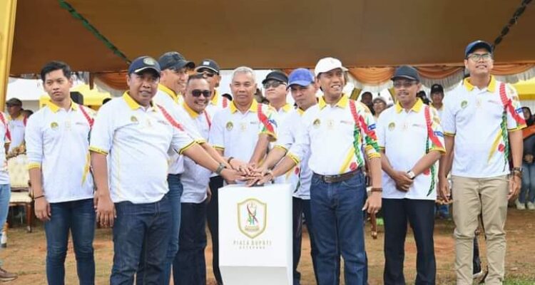 Pembukaan kejuaraan sepak bola Piala Bupati (Bupati Cup) Ketapang Tahun 2023 di Stadion Panglima Tentemak Ketapang, Sabtu (01/07/2023). (Foto: Adi LC)