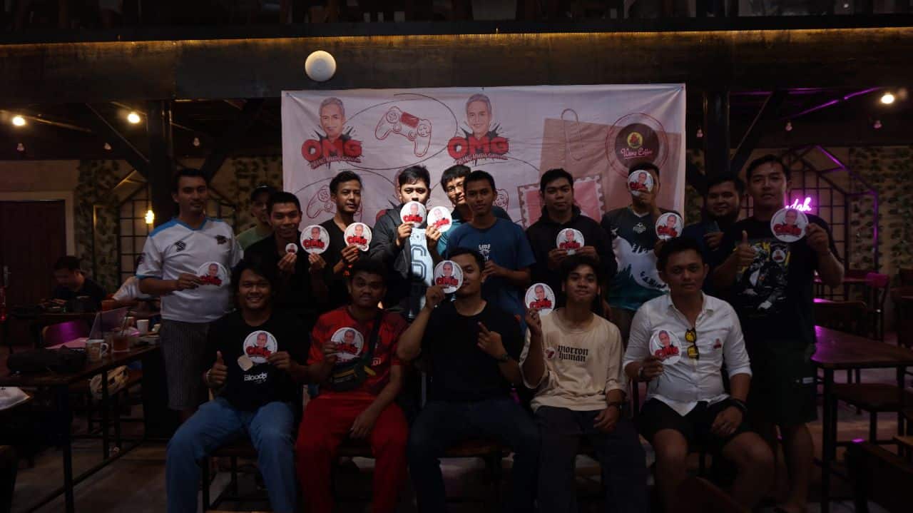 Foto bersama peserta turnamen e-sport bertajuk Pro Evolution Soccer (PES) 2021, di Weng Coffee, Jalan Reformasi, Kota Pontianak, Kalimantan Barat. (Foto: Jauhari)