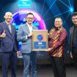 Penghrgaan 4th Indonesia Top Bank Award 2023 kepada Bank Kalbar. (Foto: Jauhari)