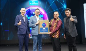 Penghrgaan 4th Indonesia Top Bank Award 2023 kepada Bank Kalbar. (Foto: Jauhari)