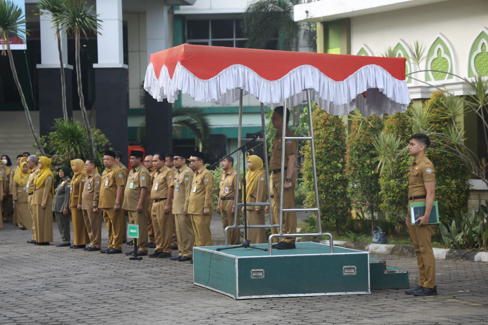 Upacara peringatan Hari Berkabung Daerah Provinsi Kalimantan Barat di Halaman Kantor Wali Kota Pontianak, Jalan Zainudin, Senin (03/07/2023). (Foto: Indri)