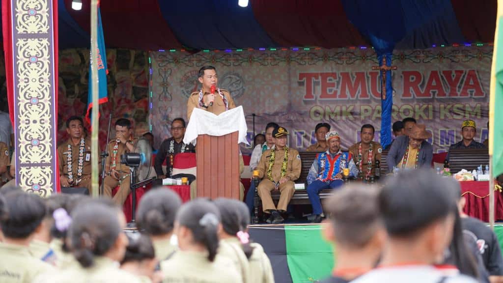Bupati Kapuas Hulu, Fransiskus Diaan memberikan kata sambutan dalam acara pembukaan Temu Raya Orang Muda Katolik ke-5 KSM Peniung. (Foto: Ishaq)