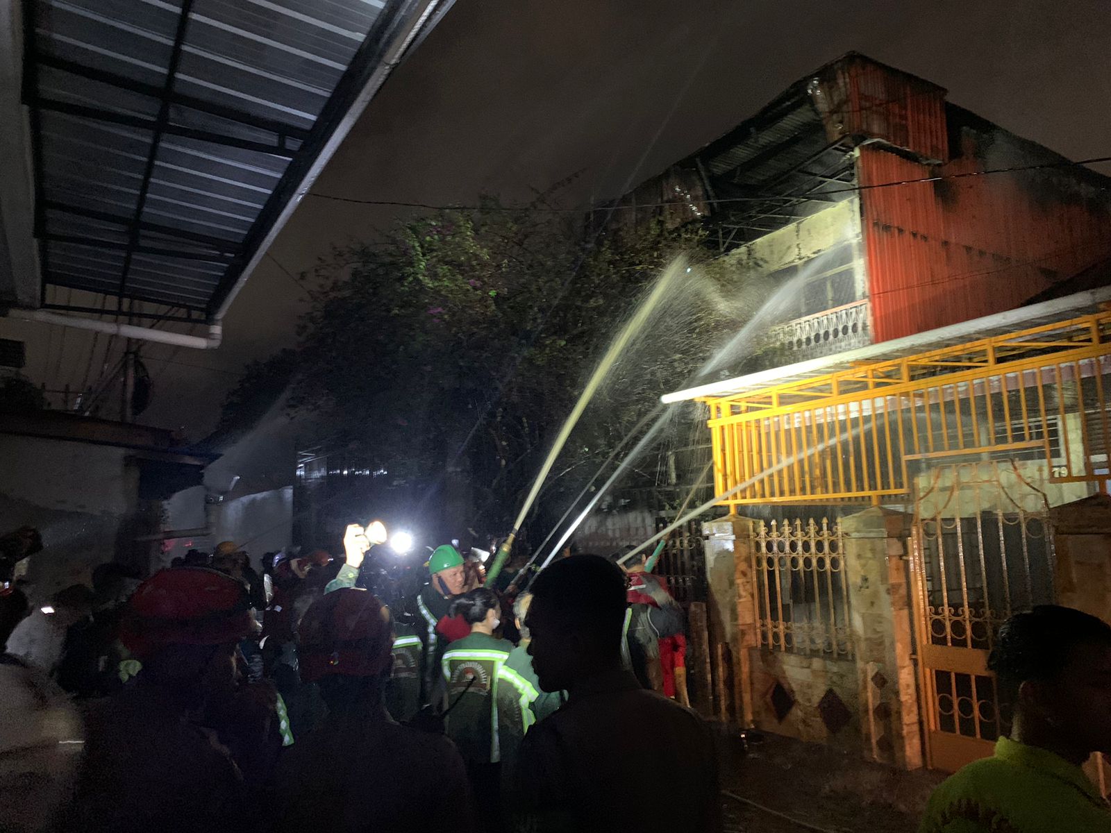 Petugas berupaya memadamkan api yang membakar dua rumah kosong di Gang Siam Dalam, Jalan Siam, Kota Pontianak. (Foto: Indri)