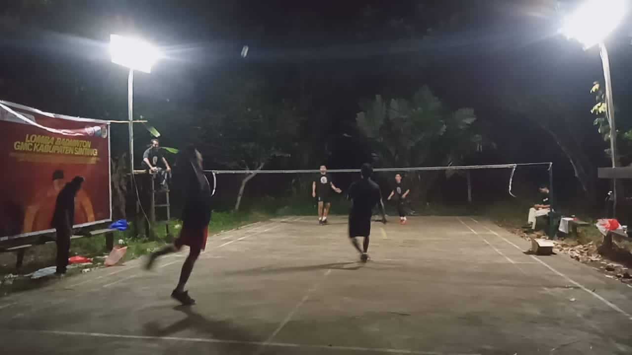 Pertandingan berlangsung di lapangan badminton Desa Jerora 1, Kabupaten Sintang, Kalimantan Barat (Kalbar). (Foto: Jauhari)