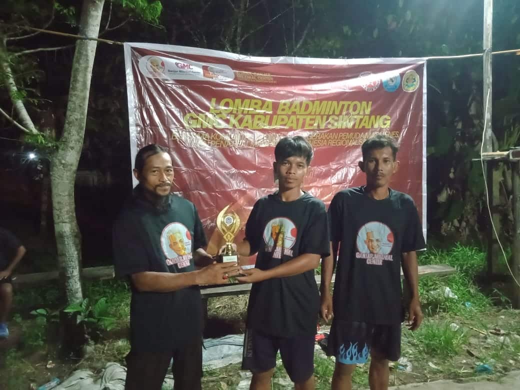 Penyerahan hadiah kepada pemenang kejuaraan badminton GMC Kalbar. (Foto: Jauhari)
