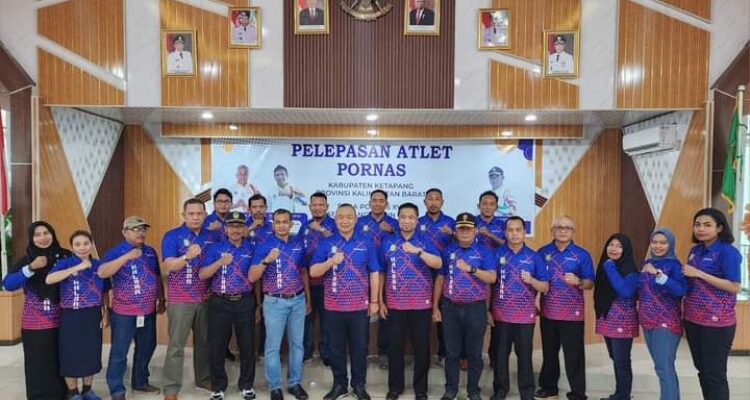 Sekda Ketapang, Alexander Wilyo foto bersama kontingen atlet yang akan berlaga ke Pornas Korpri XVI Semarang 2023. (Foto: Adi LC)