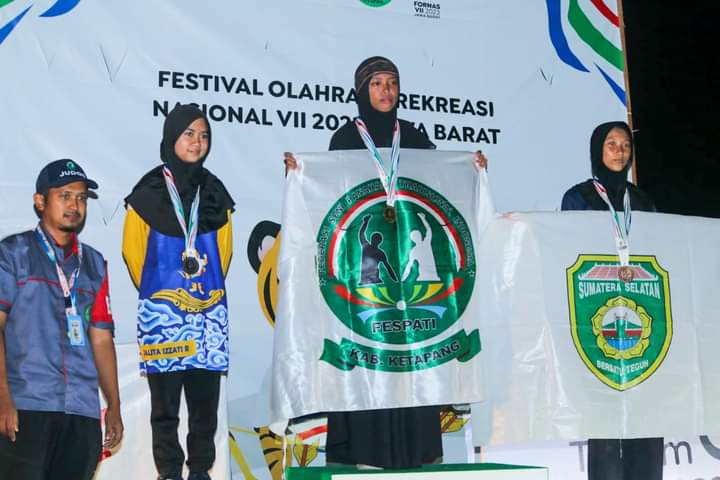 Greisya Adhellia Qorry berhasil meraih medali emas dalam ajang Festival Olahraga Rekreasi Masyarakat Nasional (Fornas) ke-VII di Provinsi Jawa Barat tahun 2023. (Foto: Adi LC)