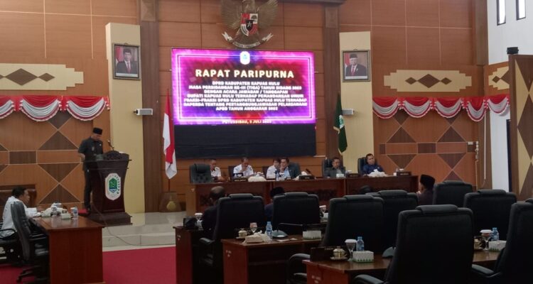 Rapat Paripurna DPRD Kabupaten Kapuas Hulu Tentang Penyampaian Raperda LKPJ Bupati Kapuas Hulu Tahun Anggaran 2022. (Foto: Ishaq/KalbarOnline.com)