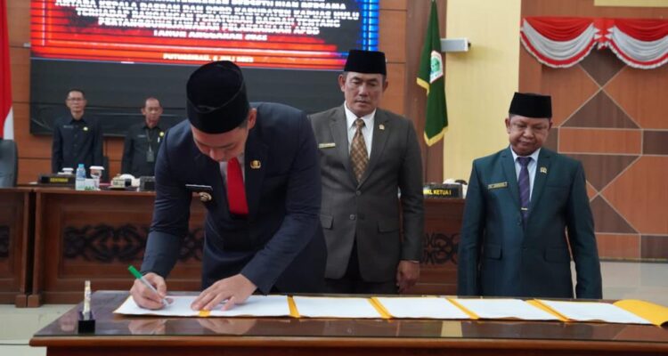 Bupati Kapuas Hulu, Fransiskus Diaan menandatangani berita acara pengesahan Perda LKPJ Bupati Kapuss Hulu Tahun Anggaran 2022. (Foto: Ishaq)