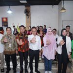 Wali Kota Pontianak, Edi Rusdi Kamtono foto bersama peserta Diskusi Kebangsaan "Cegah dan Meminimalisir Kasus Kekerasan pada Anak", di IMI Coffee, Kamis (06/07/2023). (Foto: Indri)