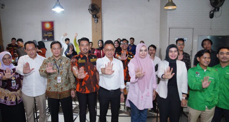 Wali Kota Pontianak, Edi Rusdi Kamtono foto bersama peserta Diskusi Kebangsaan "Cegah dan Meminimalisir Kasus Kekerasan pada Anak", di IMI Coffee, Kamis (06/07/2023). (Foto: Indri)