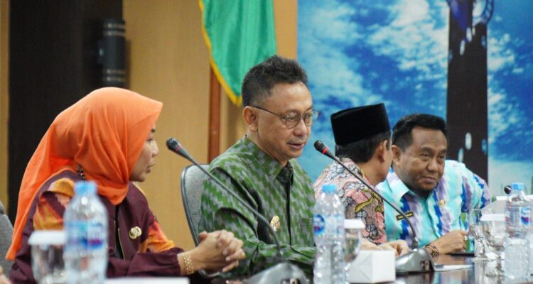 Wali Kota Pontianak, Edi Rusdi Kamtono memberikan arahan dalam Rakor Tim Teknis PKH dan SDM PKH Kota Pontianak, di Aula Sultan Syarif Abdurrahman (SSA), Kantor Wali Kota Pontianak, Jumat (07/07/2023). (Foto: Indri)