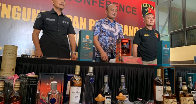 Konferensi pers terkait penyitaan 22.386 botol minuman alkohol (minol) dari Malaysia, Sabtu (08/07/2023). (Foto: Indri)