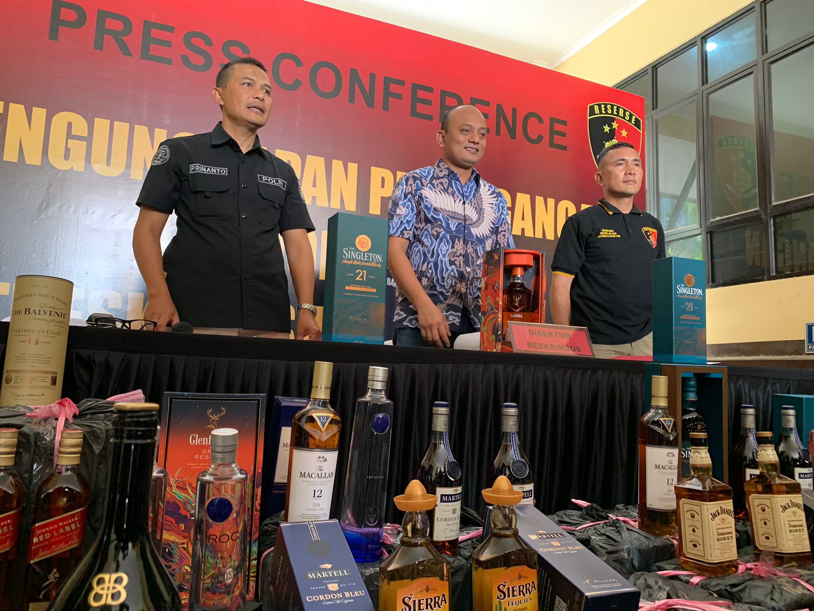 Konferensi pers terkait penyitaan 22.386 botol minuman alkohol (minol) dari Malaysia, Sabtu (08/07/2023). (Foto: Indri)