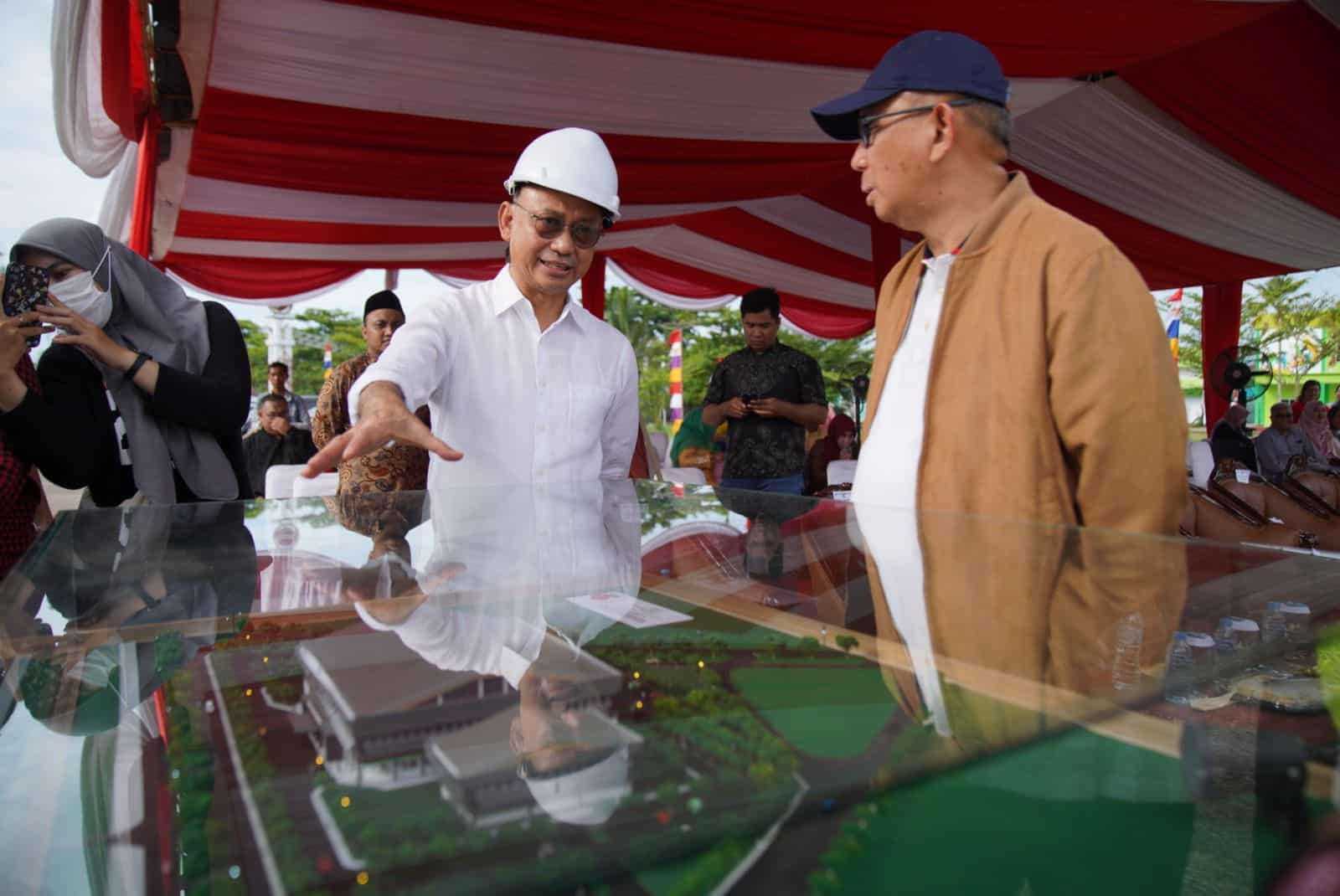 Gubernur Kalbar, Sutarmidji (kanan) bersama Wali Kota Pontianak, Edi Rusdi Kamtono berbincang di sela-sela peresmian dimulainya pembangunan GOR Terpadu, Sabtu (08/07/2023). (Foto: Indri)