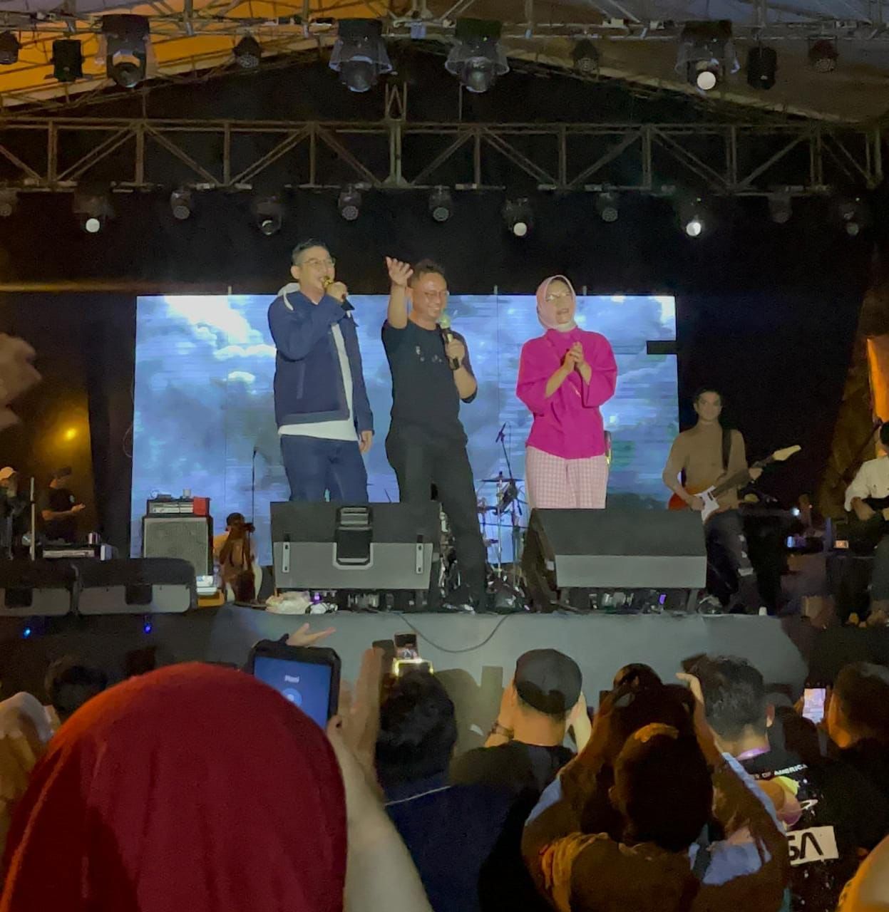 Wali Kota Pontianak, Edi Rusdi Kamtono berduet bersama Pasha Ungu menyanyikan lagu "Tercipta Untukku" pada acara Pontianak Music Fest 2023. (Foto: Indri)
