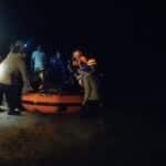Tim SAR gabungan melakukan evakuasi terhadap jasad korban tenggelam. (Foto: Tim SAR)
