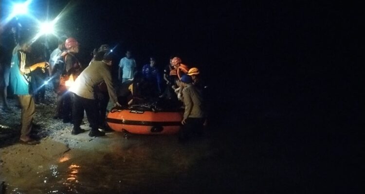 Tim SAR gabungan melakukan evakuasi terhadap jasad korban tenggelam. (Foto: Tim SAR)