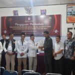 DPC Partai Gerindra Kabupaten Kapuas Hulu menyerahkan berkas dokumen perbaikan bacaleg 2024 ke Komisi Pemilihan Umum (KPU) Kapuas Hulu, Minggu (09/07/2023). (Foto: Ishaq)