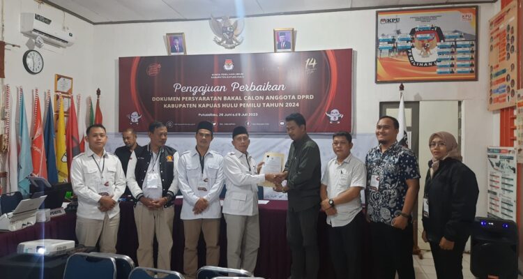 DPC Partai Gerindra Kabupaten Kapuas Hulu menyerahkan berkas dokumen perbaikan bacaleg 2024 ke Komisi Pemilihan Umum (KPU) Kapuas Hulu, Minggu (09/07/2023). (Foto: Ishaq)