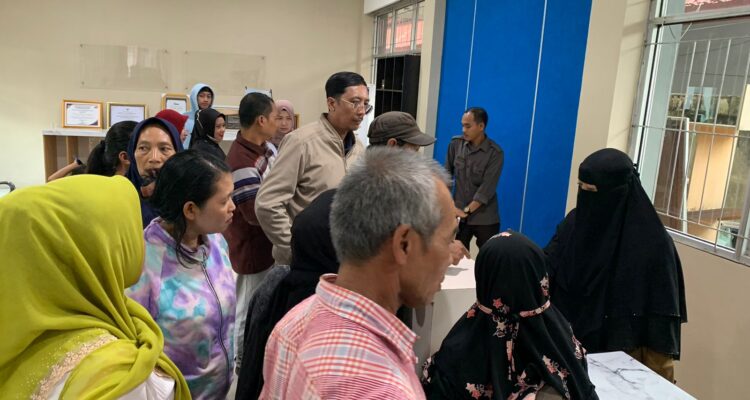 Puluhan orang tua calon peserta didik baru tingkat SMA mendatangi kantor Dinas Pendidikan dan Kebudayaan Provinsi Kalbar, Senin (10/07/2023). (Foto: Indri)
