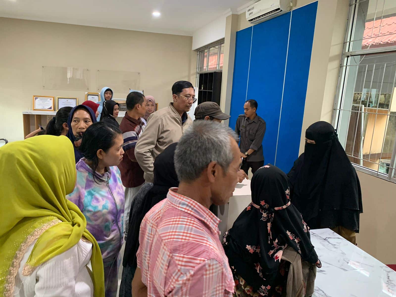 Puluhan orang tua calon peserta didik baru tingkat SMA mendatangi kantor Dinas Pendidikan dan Kebudayaan Provinsi Kalbar, Senin (10/07/2023). (Foto: Indri)