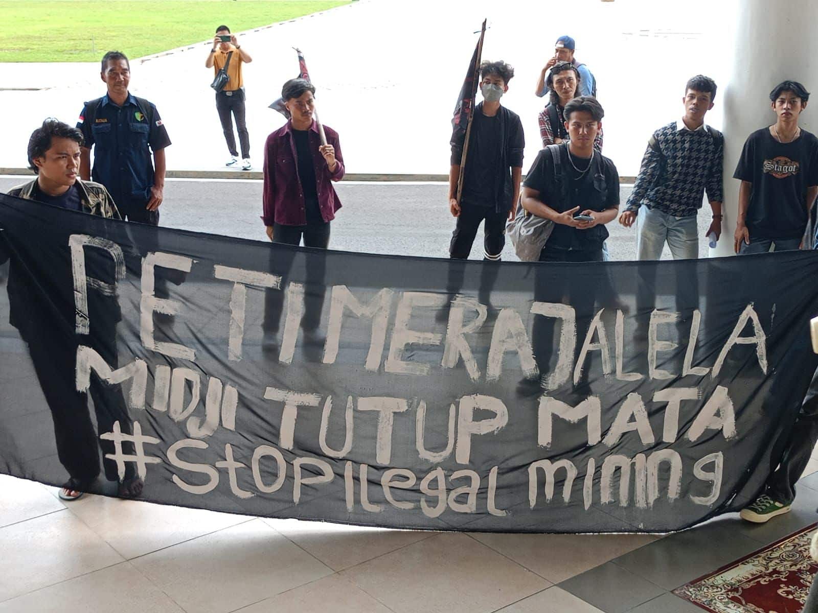 Aksi unjuk rasa Solmadapar di halaman Kantor Gubernur Kalbar. (Foto: Indri)