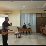 Pengajar bahasa isyarat tuna rungu, M Juliar Imran memberikan contoh penggunaan bahasa isyarat kepada para pegawai di lingkungan Bapenda Kalbar. (Foto: Jauhari)