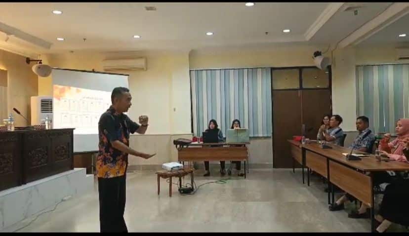 Pengajar bahasa isyarat tuna rungu, M Juliar Imran memberikan contoh penggunaan bahasa isyarat kepada para pegawai di lingkungan Bapenda Kalbar. (Foto: Jauhari)
