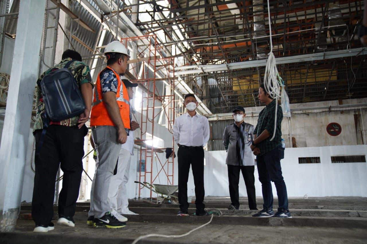 Wali Kota Pontianak, Edi Rusdi Kamtono meninjau pembangunan Mal Pelayanan Publik beberapa waktu lalu. (Foto: Indri)