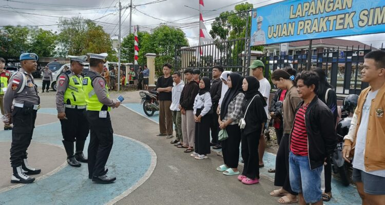 Sat Lantas Polres Kapuas Hulu memberikan imbauan kepada puluhan pelanggar yang terjaring razia Ops Patuh 2023. (Foto: Ishaq)