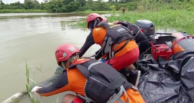 Tim SAR gabungan mengevakuasi jenazah Wihelmus, warga Dusun Teliae, Desa Benua Ujung, Kecamatan Putussibau, Kabupaten Kapuas Hulu yang meninggal dunia akibat tenggelam di sungai, pada Selasa (11/07/2023) pagi. (Foto: Tim SAR)