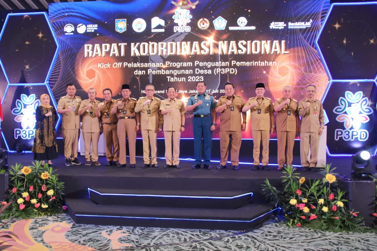 Gubermur Kalbar, Sutarmidji foto bersama di sela-sela Rapat Koordinasi Nasional Kick Off Pelaksanaan Program Penguatan Pemerintahan dan Pembangunan Desa (P3PD) Tahun 2023, di Jakarta, Selasa (11/07/2023). (Foto: SH/KalbarOnline.com)