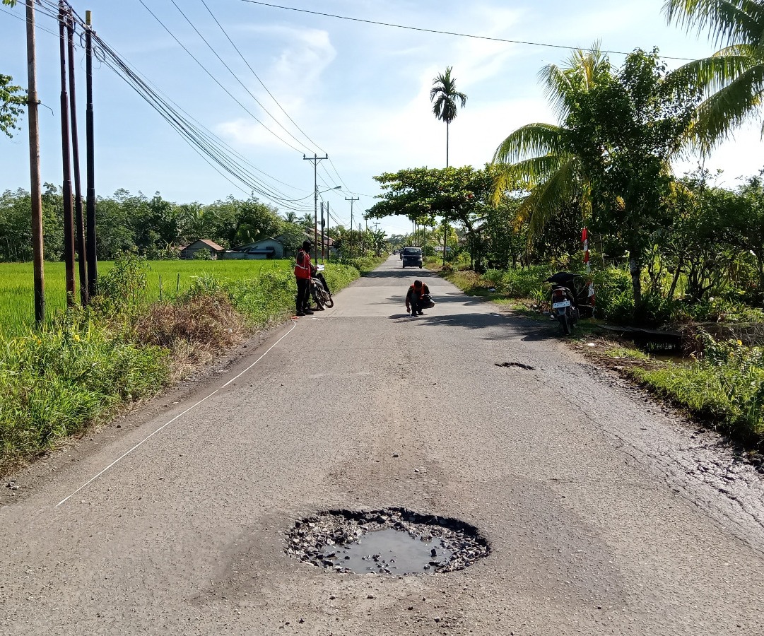 Kondisi terkini jalan provinsi yang berada di daerah Teluk Kalong yang nantinya akan dilayer kembali dengan hotmix oleh Dinas PUPR Kalbar. (Foto: Dinas PUPR Kalbar)