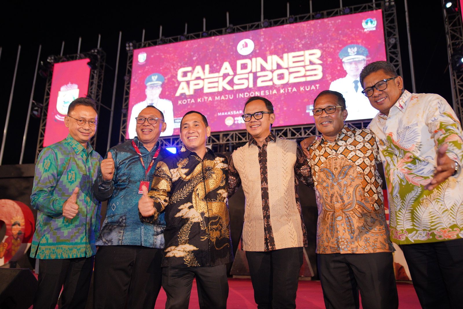 Wali Kota Pontianak, Edi Rusdi Kamtono (kiri) foto bersama Ketua Dewan Pengurus Apeksi Bima Arya (keempat dari kiri) serta sejumlah Wali Kota yang hadir pada Rakernas Apeksi XVI di Makassar, Sulsel. (Foto: Indri)