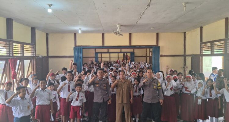 Jajaran Polsek Putussibau Utara foto bersama peserta penyuluhan di SMP Negeri 1 Putussibau. (Foto: Ishaq)