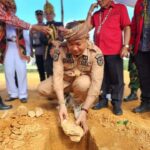 Sekda Ketapang, Alexander Wilyo meletakkan batu pertama pembangunan rumah adat Dayak di Kecamatan Nanga Tayap. (Foto: Adi LC)