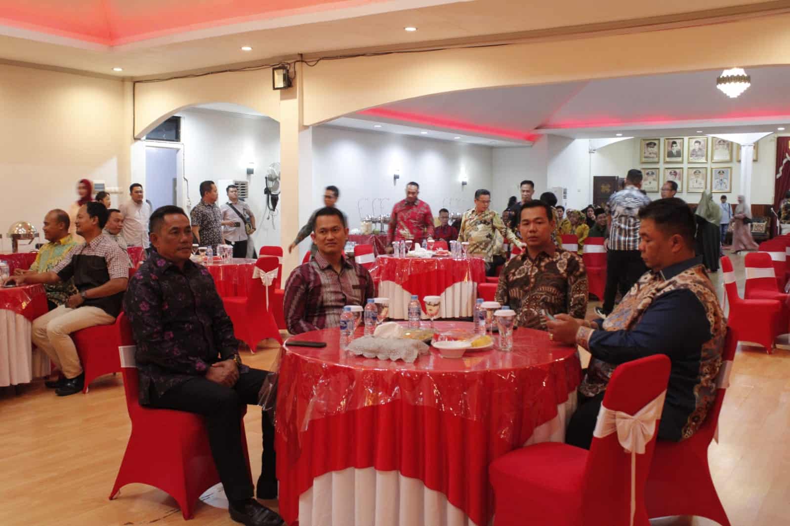 Momen acara kenal pamit dan ramah tamah Kapolres Kapuas Hulu di Rumah Jabatan Dinas Bupati Kapuas Hulu, Rabu (12/07/2023). (Foto: Ishaq)