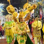 Kostum "Delegacy of Meriam Karbit" menjadi pusat perhatian para penonton karnaval dan pawai budaya dalam rangkaian Rakernas Asosiasi Pemerintah Kota Seluruh Indonesia (Apeksi) XVI di Makassar, Sulawesi Selatan, Rabu (12/07/2023) malam. (Foto: Indri)