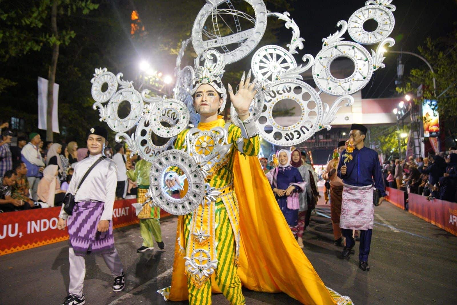 Penampakan kostum "Equator Van Borneo" yang menjadi pusat perhatian para penonton karnaval dan pawai budaya dalam rangkaian Rakernas Asosiasi Pemerintah Kota Seluruh Indonesia (Apeksi) XVI di Makassar, Sulawesi Selatan, Rabu (12/07/2023) malam. (Foto: Indri)